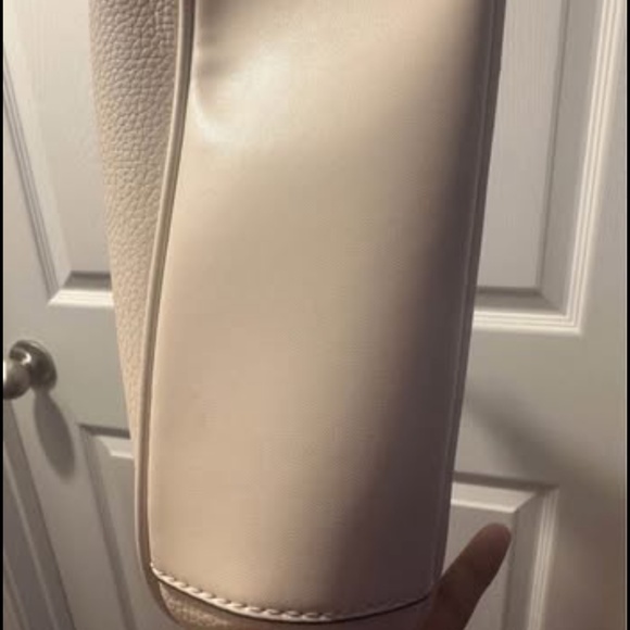 Michael Kors Lucinda Leather Shoulder Medium Handbag in Cream. - Picture 5 of 8
